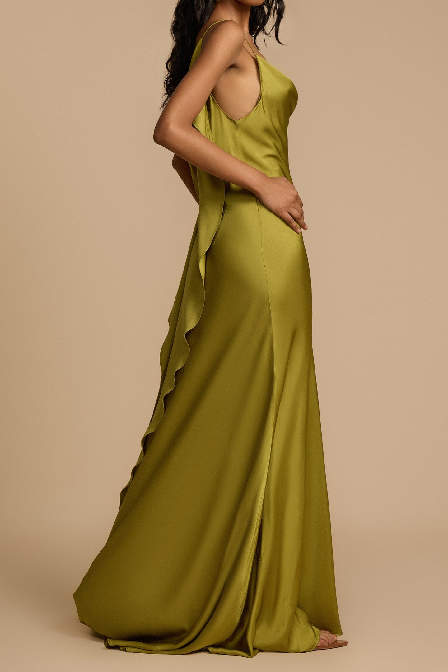 Vestido largo de satén con detalle de volantes y espalda descubierta de Paula 