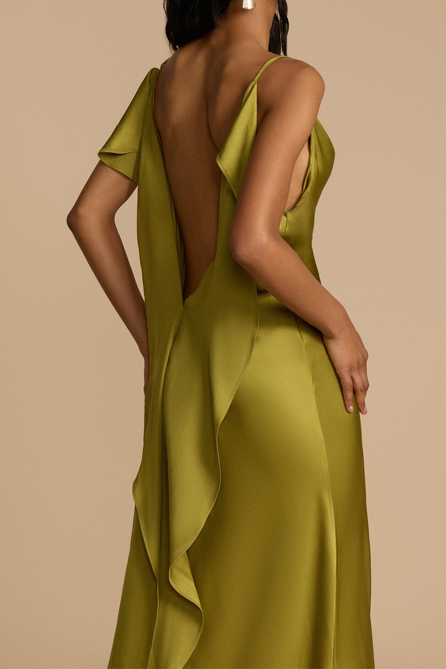 Vestido largo de satén con detalle de volantes y espalda descubierta de Paula 