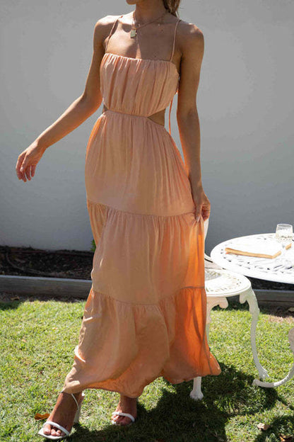 Vestido largo sin mangas con cintura abierta y capas 
