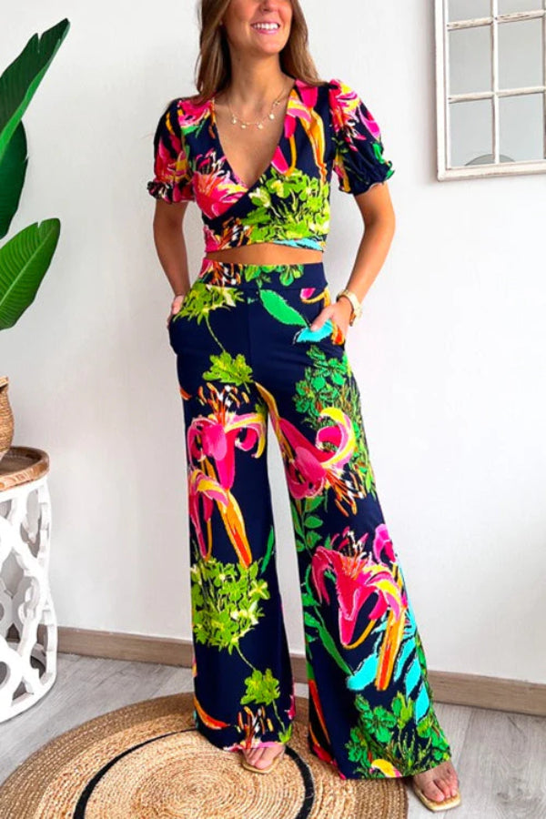 Conjunto de top corto con cuello en V y mangas cortas con estampado floral, cintura elástica y pantalones de pierna ancha 