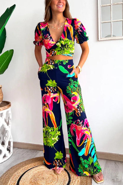 Conjunto de top corto con cuello en V y mangas cortas con estampado floral, cintura elástica y pantalones de pierna ancha 