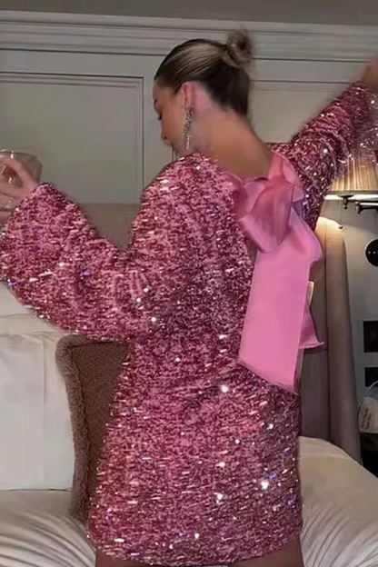 Vestido corto con lentejuelas y cordones