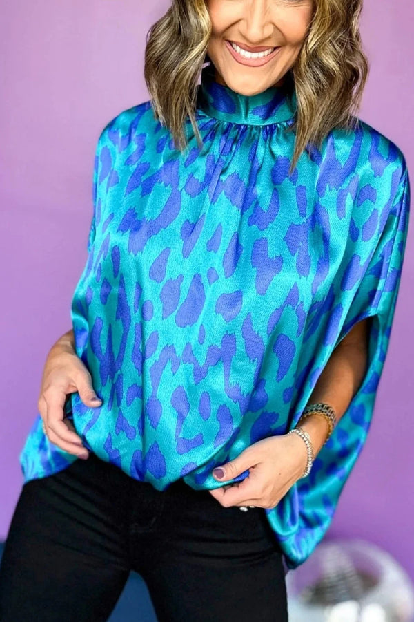 Blusa holgada con cuello alto y mangas murciélago con estampado de leopardo azul