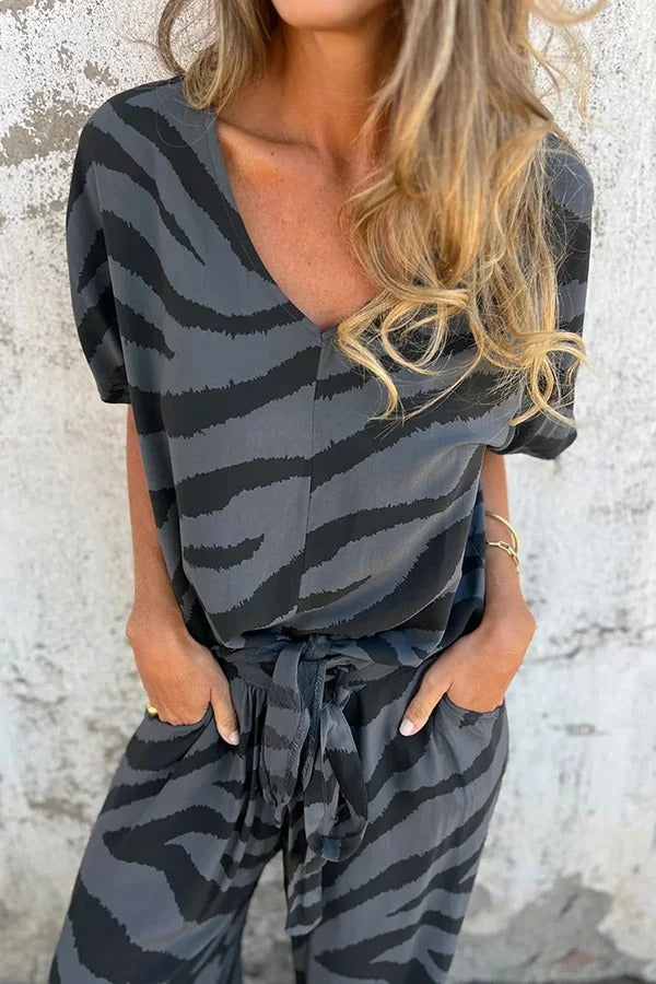 Conjunto de top con cuello en V, manga corta, cordones y pantalones rectos con cintura elástica y bolsillo. 