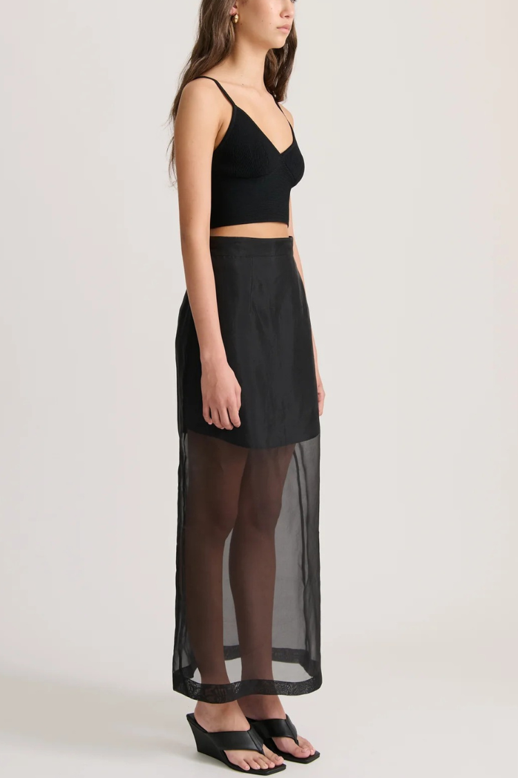 Conjunto moderno de camiseta extragrande con bolsillos de organza transparente y falda midi con abertura y tiro alto