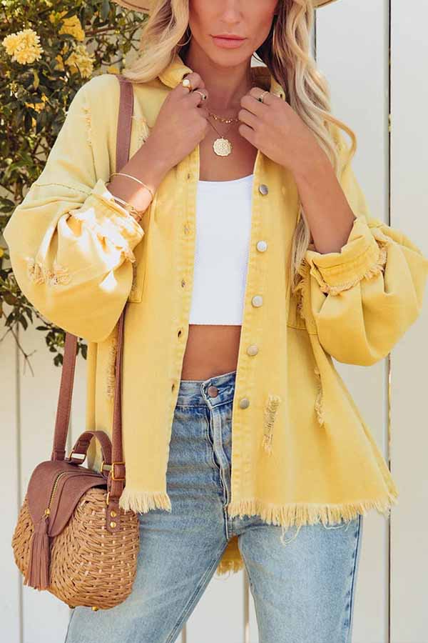 Chaqueta vaquera desgastada con dobladillo sin rematar y bolsillos en el pecho