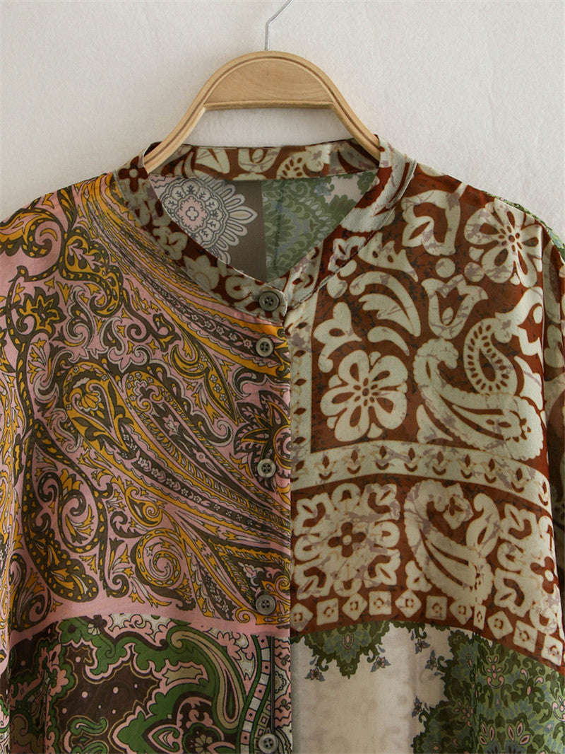 Conjunto de camisa, pantalones y capa con estampado de patchwork