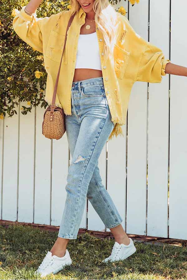 Chaqueta vaquera desgastada con dobladillo sin rematar y bolsillos en el pecho