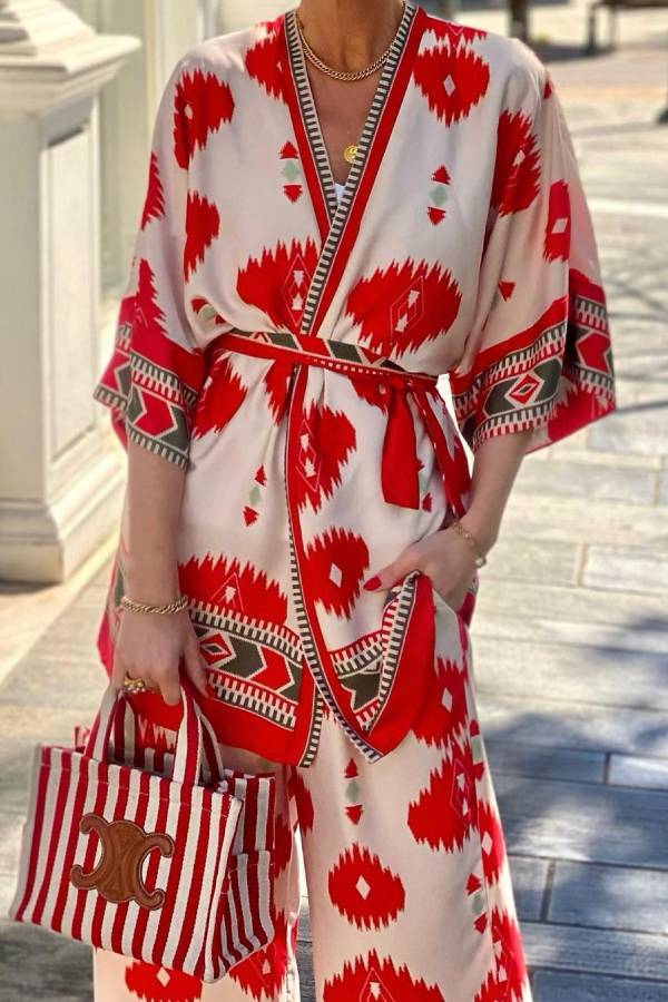 Conjunto de kimono con cinturón y pantalones cortos con bolsillo y cintura elástica con estampado étnico rojo
