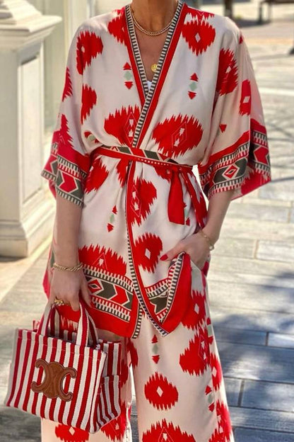 Conjunto de kimono con cinturón y pantalones cortos con bolsillo y cintura elástica con estampado étnico rojo