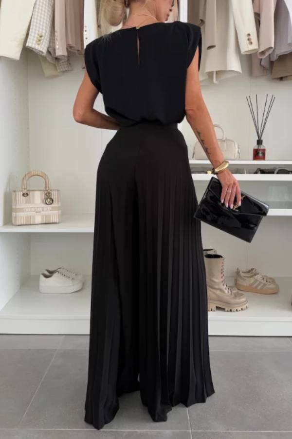 Conjunto de top de cuello redondo con hombreras y pantalones anchos plisados con cintura elástica.
