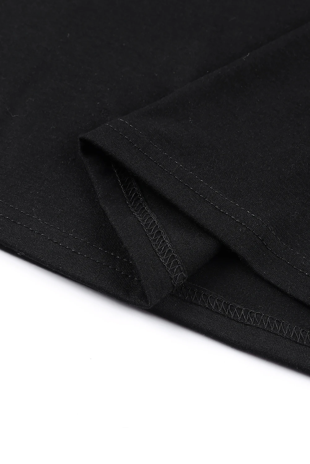 Camiseta negra lisa con volantes escalonados y cuello redondo informal