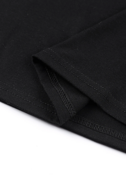 Camiseta negra lisa con volantes escalonados y cuello redondo informal