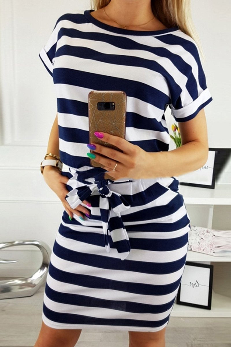 Vestido midi con cuello redondo y cinturón