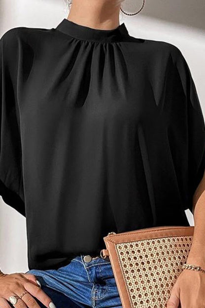 Top negro con cuello alto y mangas divididas