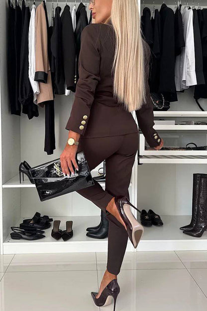 Pantalones cónicos de tiro alto con bolsillos que ofrecen una sensación de confianza