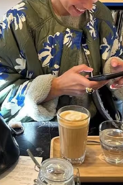 Chaqueta fina de algodón con cuello redondo y botonadura sencilla con estampado floral 