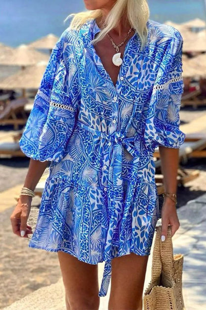 Vestido corto de resort con cuello alto y estampado recto de moda