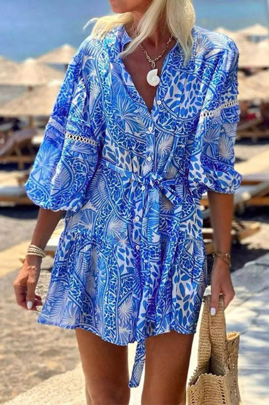 Vestido corto de resort con cuello alto y estampado recto de moda