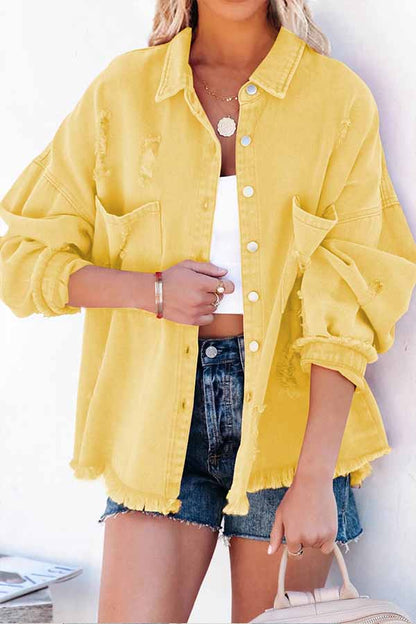 Chaqueta vaquera desgastada con dobladillo sin rematar y bolsillos en el pecho