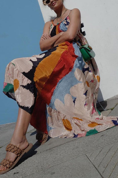 Vestido largo camisola con volantes, estampado floral y bloques de color con cuello redondo