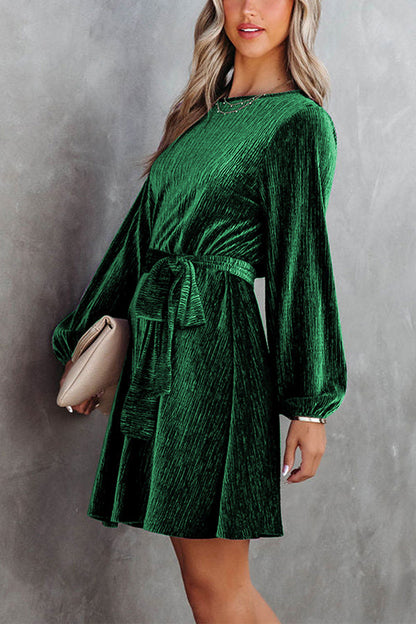 Minivestido de terciopelo verde arrugado con cintura anudada y mangas abullonadas