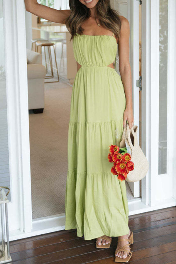 Vestido largo sin mangas con cintura abierta y capas 