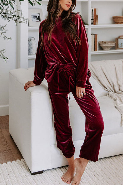 Conjunto de top de cuello redondo y pantalón largo con cordón de terciopelo rojo sólido