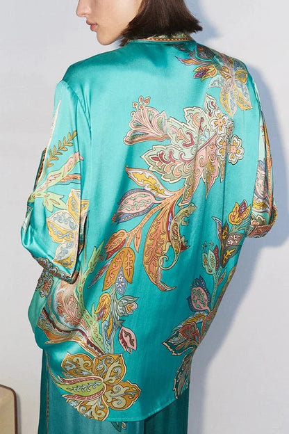 Blusa extragrande con botones y manga corta con estampado botánico de satén Somewhere Sunny
