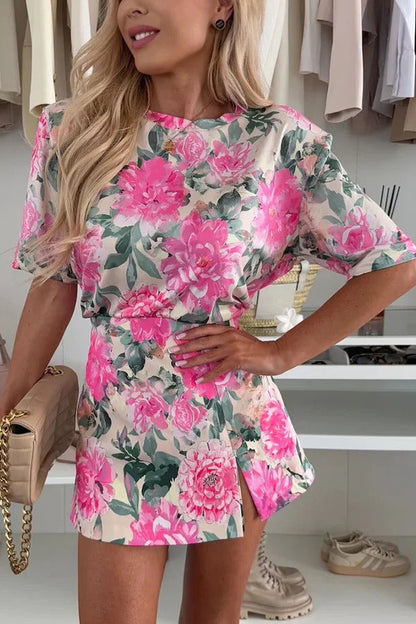 Hermoso conjunto de camiseta informal de manga corta con cuello redondo y estampado floral y falda pantalón con abertura de tiro medio