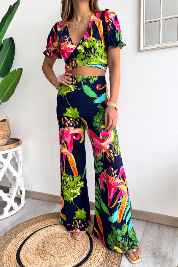 Conjunto de top corto con cuello en V y mangas cortas con estampado floral, cintura elástica y pantalones de pierna ancha 