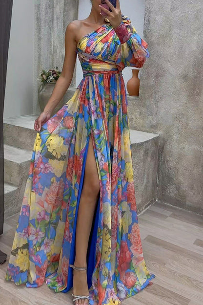 Vestido largo plisado con un solo hombro y abertura en la manga con estampado floral Let's Elope
