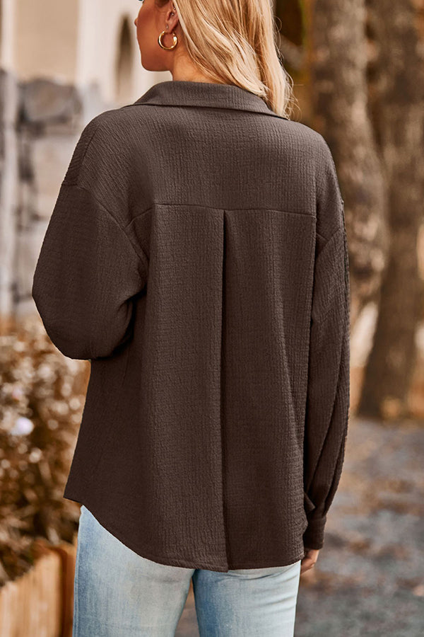 Blusa texturizada con botones y solapa de bolsillo suelto