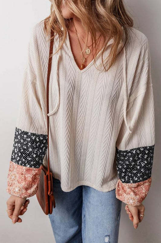 Top de cuello en V con cordón texturizado y patchwork floral beige 
