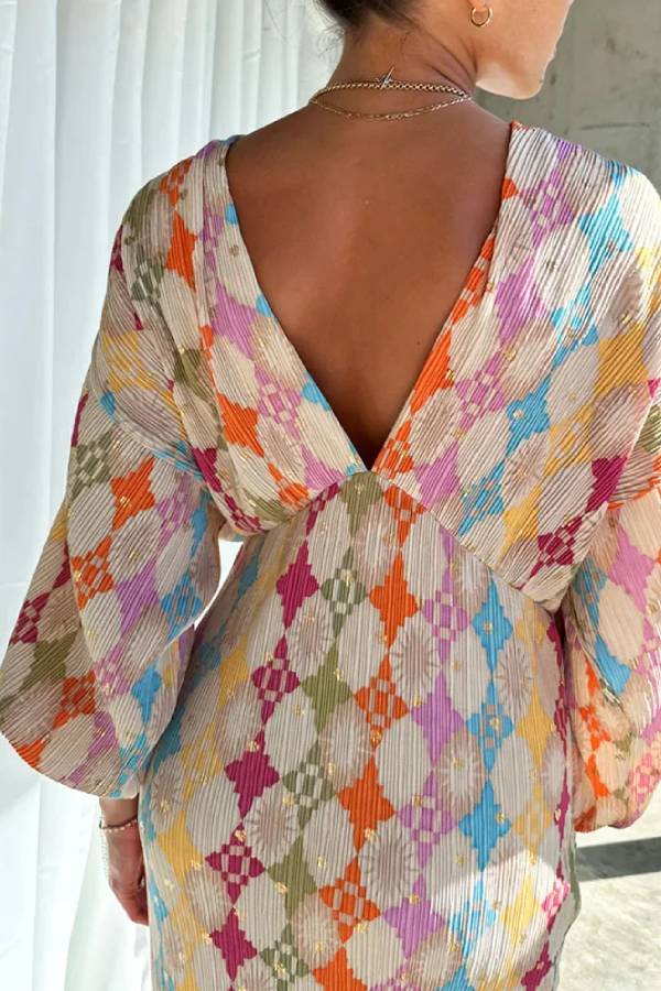 Elegante vestido estampado con cuello en V y mangas farol