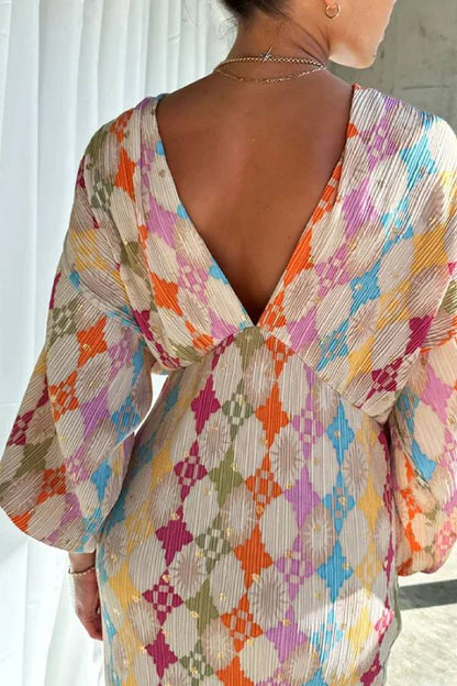 Elegante vestido estampado con cuello en V y mangas farol