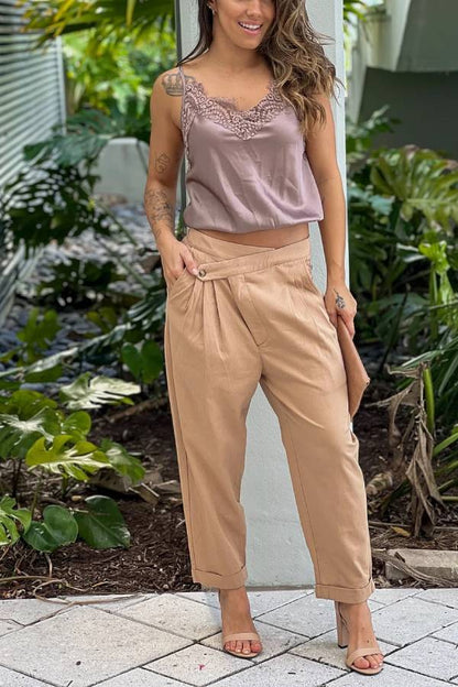 Pantalones cortos con botones desequilibrados en color topo 