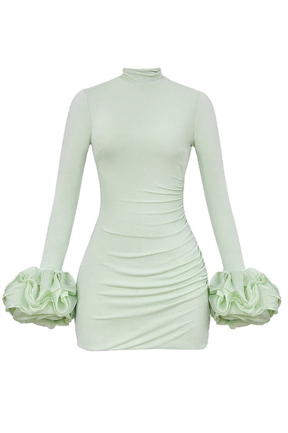 Vestido mini de cuello alto y manga larga con volantes y patchwork
