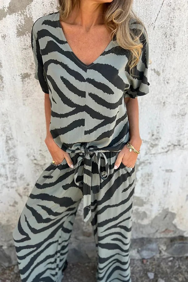 Conjunto de top con cuello en V, manga corta, cordones y pantalones rectos con cintura elástica y bolsillo. 