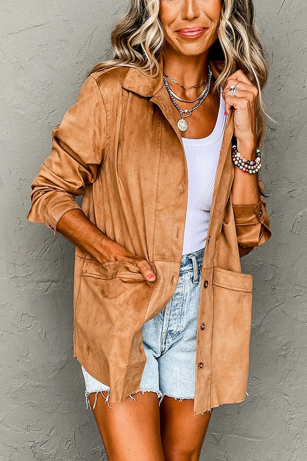 Chaqueta informal de ante sintético color camel con botones y bolsillos