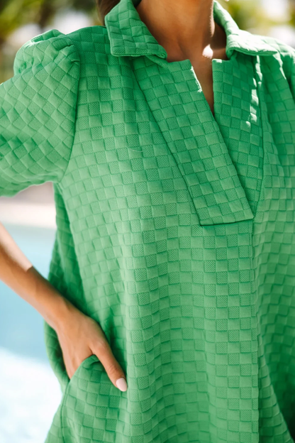Vestido camisero con bolsillos y mangas abullonadas a cuadros con textura verde brillante
