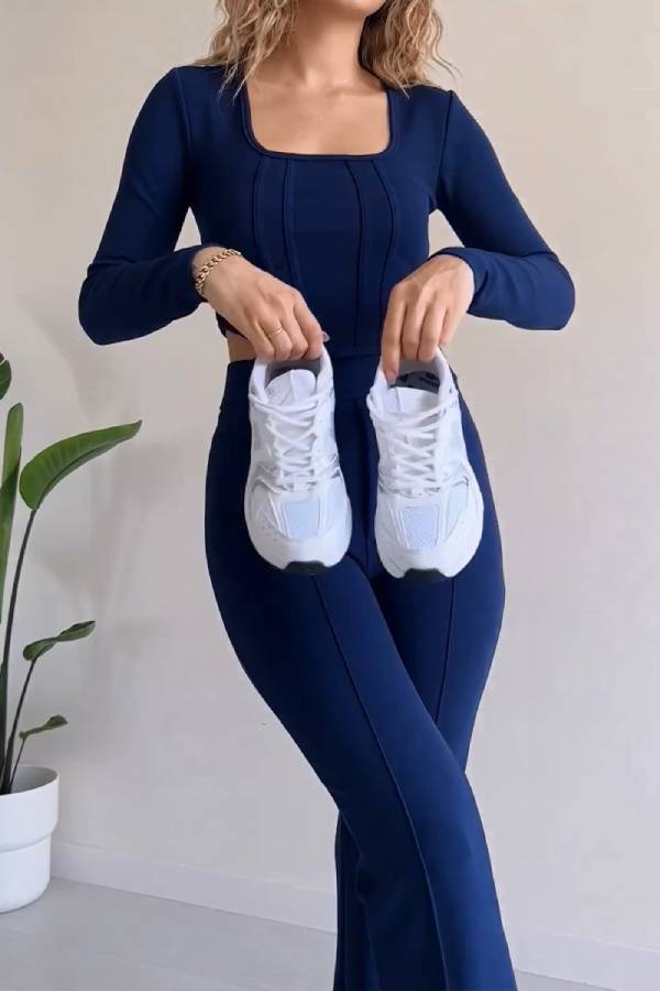 Elegante traje de dos piezas con cuello en U