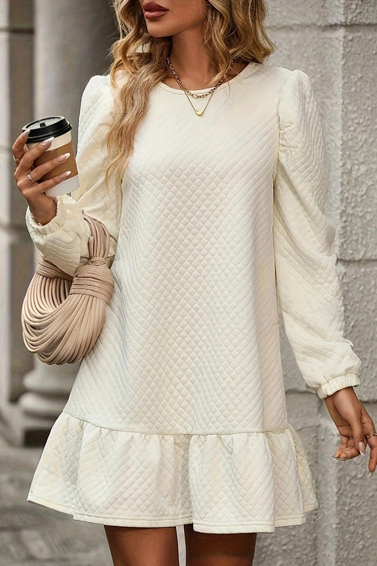 Minivestido blanco con volantes en el dobladillo y textura de cuadrícula 