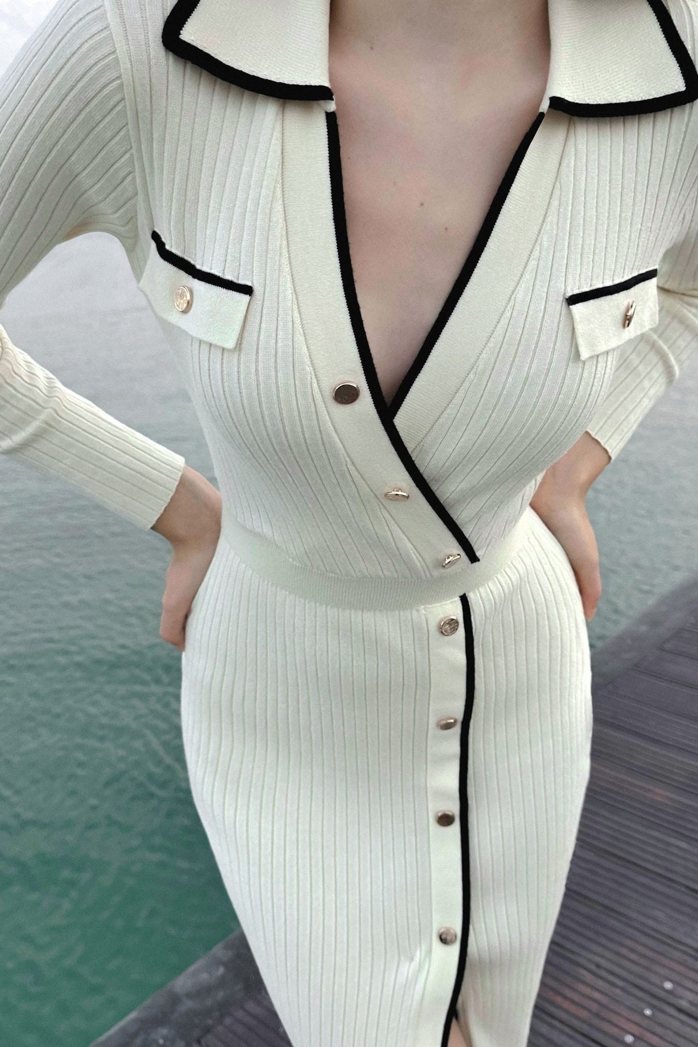 Vestido midi de punto con cuello en V asimétrico Sharon 
