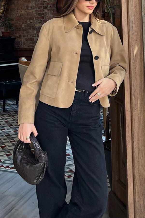 Chaqueta corta de ante sintético con solapa abotonada y bolsillos