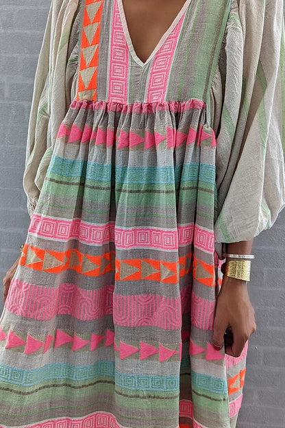Vestido midi con estampado de rayas de clave griega rosa y cadena naranja