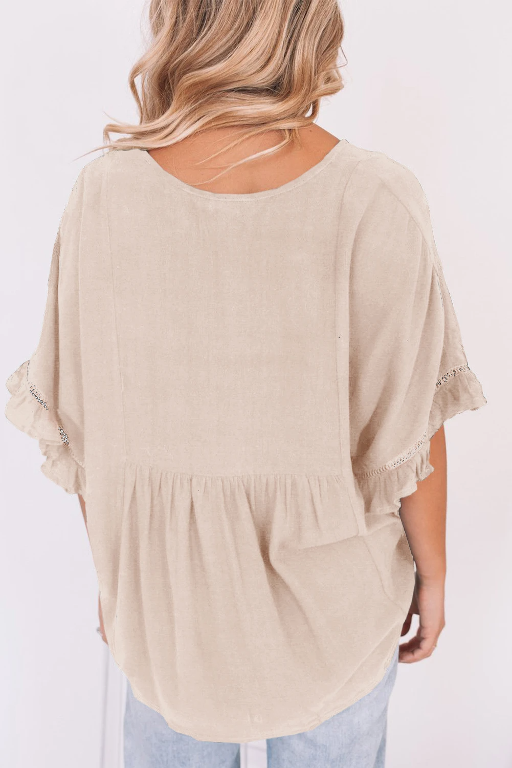 Blusa de manga corta con cuello en V, fruncido y ribete de volantes