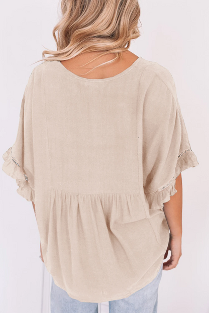 Blusa de manga corta con cuello en V, fruncido y ribete de volantes
