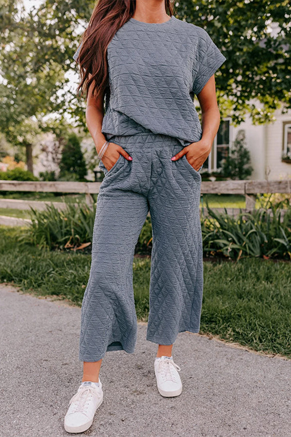 Conjunto de top de manga corta con textura acolchada y pantalones de pierna ancha
