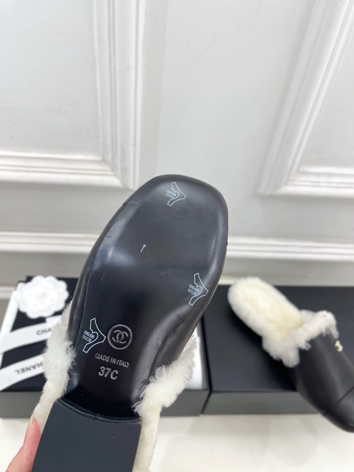 CC 25K Double C Pearl Fur Slippers Black White Calfskin Shearing 586997